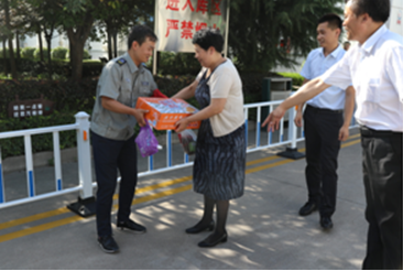 省總工會(huì)、省財(cái)貿(mào)工會(huì)慰問(wèn)省儲(chǔ)備糧楊凌公司職工