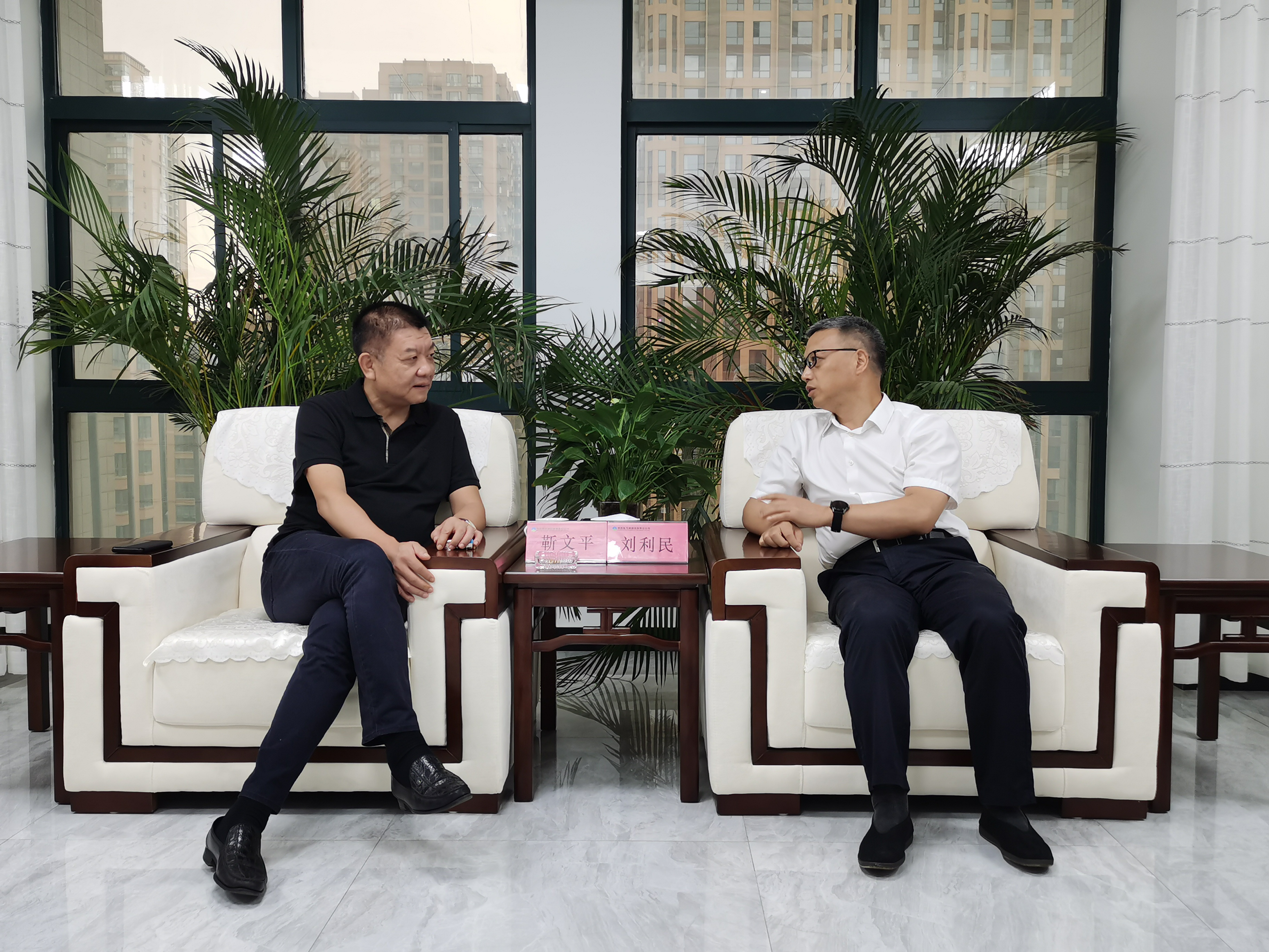 西安飲食股份公司董事長(zhǎng)靳文平一行來(lái)訪交流