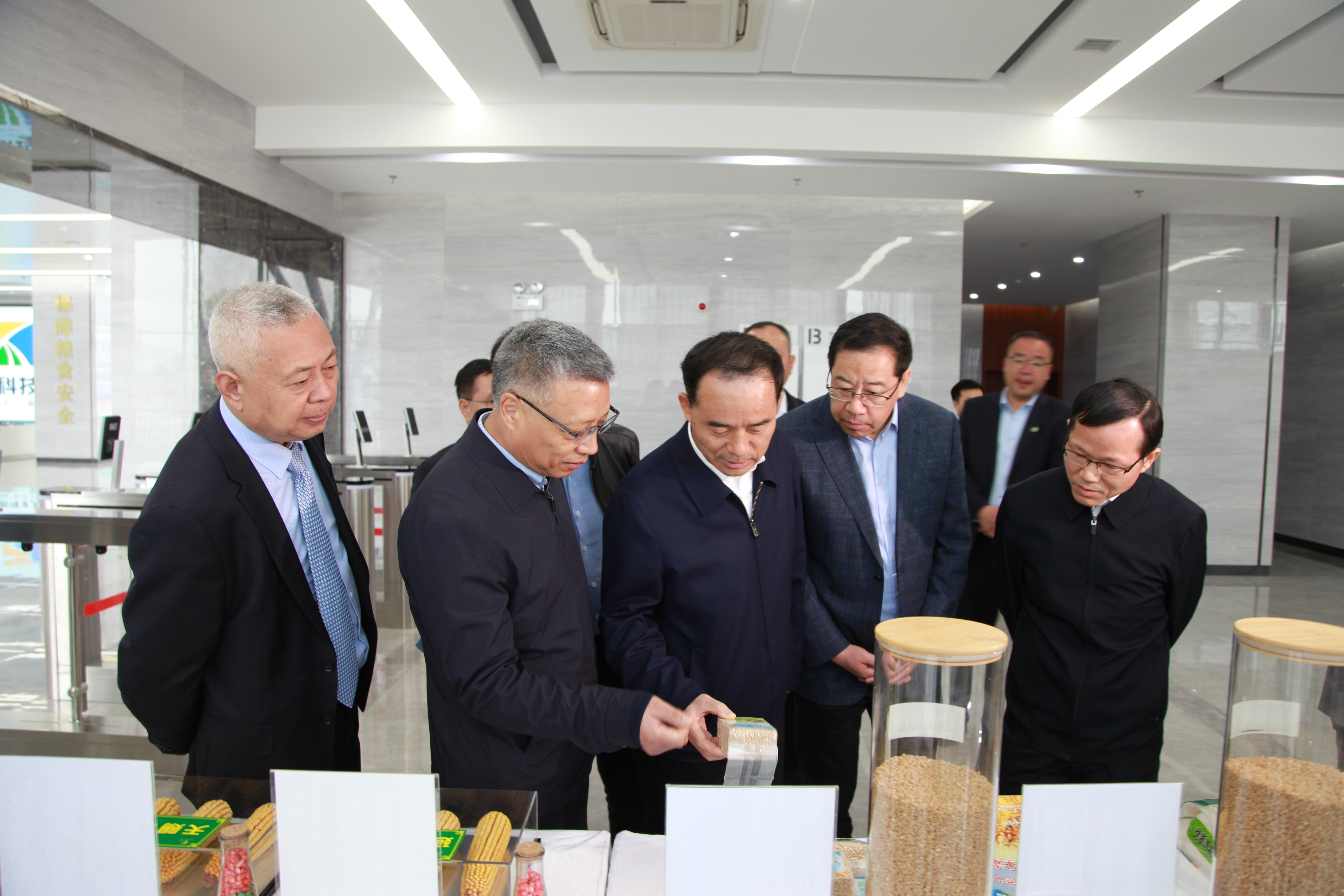 省國資委黨委書記任國、楊凌示范區(qū)黨工委書記黃思光到楊凌科技集團(tuán)調(diào)研指導(dǎo)工作